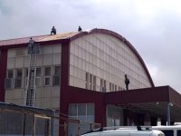 Üniversitenin savrulan çatıları onarılıyor